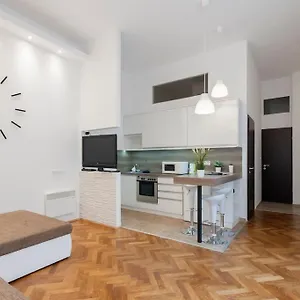 Szent Istvan Ter 4 Next To Basilica A 1 Bedroom Apartamento